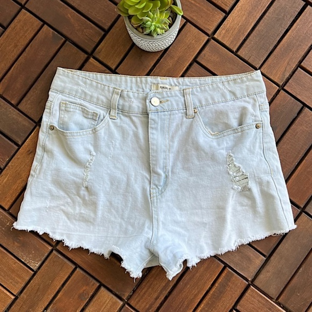 ✨EUC✨Forever 21 Light-Wash Distressed Shorts - Size 28